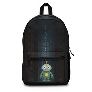 Peut inclure: Sac à dos noir avec un robot de dessin animé dans une bibliothèque. Le robot est vert clair avec un cercle jaune sur la poitrine. L'arrière-plan montre des étagères et une lumière vive.