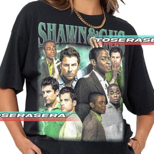 Könnte beinhalten: Schwarzes T-Shirt mit einem Grafikdruck der Besetzung der Fernsehserie "Shawn & Gus". Der Druck zeigt die Charaktere Shawn Spencer, Gus, Juliet O'Hara, Lassiter und Carlton Lassiter.