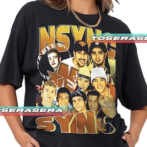 Op de afbeelding: Zwart t-shirt met een gouden en bruine collage van een boyband en de bandnaam. Het woord "SYNC" staat onderaan in goud. Het shirt heeft een vintage, distressed look.