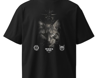 Puede incluir: Camiseta negra con una imagen detallada en escala de grises de un gato. La camiseta incluye el texto "Muna Cat" en una fuente estilizada, junto con pequeños elementos gráficos en la parte delantera.