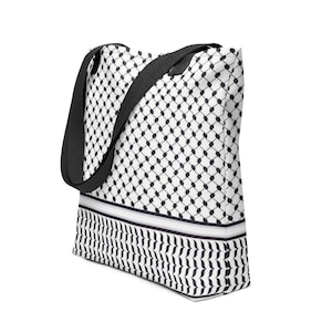 Puede incluir: Una bolsa de tela negra y blanca con un patrón geométrico. La bolsa tiene correas negras y un fondo blanco.