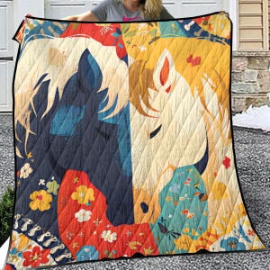 Op de afbeelding: Een gewatteerde deken met een gestileerd ontwerp van twee paarden die tegenover elkaar staan. De paarden zijn afgebeeld in tinten blauw, crème en geel, met bloemen- en geometrische patronen. De deken heeft een zwarte rand en een diamantvormig stikselpatroon.