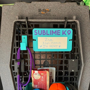 ラフランド ケンネル アクセサリー パッケージ 2 - 噛まない取り付け、ホワイトボードタグ、フック、大型 V2 バスケット付き