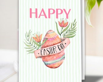 Könnte beinhalten: Osterkarte mit hellgrünem Streifenhintergrund. Die Karte zeigt das Wort "HAPPY" in Pink und ein dekoriertes Osterei mit einem Banner "EASTER DAY". Blumen- und Blätterakzente umgeben das Ei.