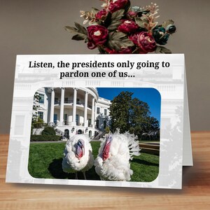 Biglietto di ringraziamento 5x7 Stampa a casa Tom il tacchino e sua moglie a Whitehouse per la grazia! Buon Ringraziamento Download immediato Biglietto divertente