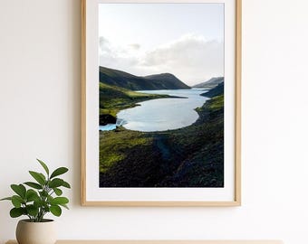 Impresión de lago de las Tierras Altas de Islandia / Paisaje volcánico, Arte mural de naturaleza escandinava, Fotografía minimalista de paisajes, Descarga digital