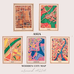 Puede incluir: Conjunto de seis mapas de ciudades de madera con representaciones coloridas de Pekín, Osaka, Seúl, Singapur, Tokio y el texto "ASIA" y "WOODEN CITY MAP around ASIA".