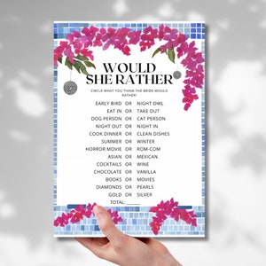 Puede incluir: Un juego de despedida de soltera imprimible con un fondo de azulejos azules y blancos y flores rosas. El juego se llama "Would She Rather" y pide a los invitados que marquen sus respuestas a una serie de preguntas sobre la novia.
