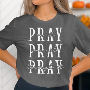 インスピレーションを与える「Pray On It Over It Through It」Tシャツ、モチベーションを高める名言Tシャツ、信仰に基づいたアパレル、肯定的な肯定のシャツ