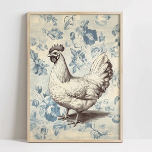 以下が含まれることがあります： 青と白の花柄の背景に、茶色のとさかを持つ白い雄鶏が立っています。雄鶏は左を向いており、羽を広げています。