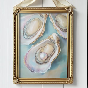 Op de afbeelding: Een schilderij in een gouden lijst met drie oesterschelpen, waarvan er één een parel bevat. De oesters zijn realistisch geschilderd met zachte kleuren en een blauwe achtergrond.