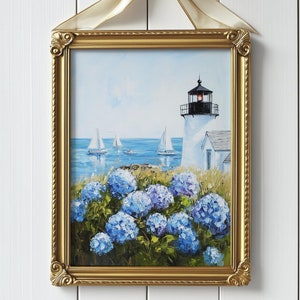Peut inclure: Une peinture encadrée en or représentant un phare avec un toit rouge et des murs blancs. Le phare est situé sur une côte rocheuse avec de l'eau bleue et des voiliers au loin. Il y a des hortensias violets et bleus au premier plan.