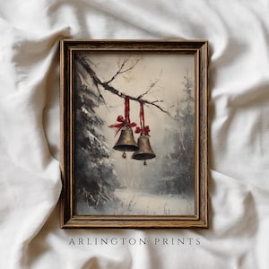 Könnte beinhalten: Gerahmter Kunstdruck einer Winterlandschaft mit zwei Bronzeglocken, die an roten Bändern an einem Ast hängen. Der Hintergrund zeigt einen verschneiten Wald. Der Druck hat einen Vintage-Stil. Der Text "ARLINGTON PRINTS" befindet sich unten.