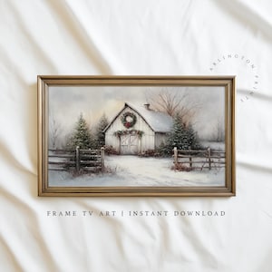 Puede incluir: Pintura enmarcada de un paisaje invernal con un granero blanco, una corona y un tejado cubierto de nieve. La obra de arte representa un paisaje nevado con árboles de hoja perenne y una valla de madera, en tonos suaves y apagados. El texto en la parte inferior dice "FRAME TV ART | INSTANT DOWNLOAD."