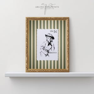 Vintage Cowgirl Stempeldruck, Western Rodeo Wandkunst, grüner Streifen Hintergrund, Retro Girl vom Lande Poster