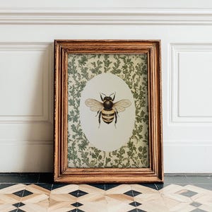 Decorazione murale vintage con api, floreale in stile cottagecore, decorazione botanica con insetti, stampata e spedita, stampa ovale con ape, poster con arte rustica da giardino