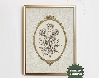 Puede incluir: Una ilustración floral vintage de flores blancas con hojas verdes en un marco ovalado dorado sobre un fondo blanco con un patrón de damasco.