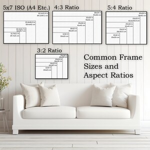 K&ouml;nnte beinhalten: Eine wei&szlig;e Wand mit einem wei&szlig;en Sofa und drei schwarzen Rahmen mit wei&szlig;em Text. Die Rahmen zeigen verschiedene Seitenverh&auml;ltnisse und g&auml;ngige Rahmengr&ouml;&szlig;en in Zoll und Zentimetern. Der Text in den Rahmen lautet "5x7 ISO (A4 Etc.) 4:3 Ratio", "3:2 Ratio", "5:4 Ratio" und "G&auml;ngige Rahmengr&ouml;&szlig;en und Seitenverh&auml;ltnisse".