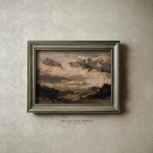 Könnte beinhalten: Gerahmtes Landschaftsgemälde mit einem Himmel voller Wolken in Braun-, Beige- und Grautönen. Das Gemälde befindet sich in einem grün-blauen Rahmen. Der Text "ARLINGTON PRINTS ART COLLECTIVE" befindet sich unten.