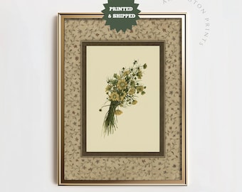 Puede incluir: Lámina botánica enmarcada con un ramo de flores amarillas con tallos y hojas verdes. La lámina está sobre un fondo crema, enmarcada con un borde marrón y encerrada en un marco dorado. El marco exterior tiene un estampado floral. El texto "PRINTED & SHIPPED" es visible.