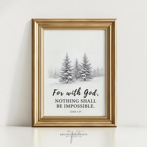 Può includere: Una stampa incorniciata con una cornice dorata. L'opera presenta un paesaggio invernale con pini innevati. Il testo recita: "Perché a Dio, NIENTE È IMPOSSIBILE. LUCA 1:37."