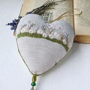 Sachet de lin avec lavande, Pochette parfumée brodée à la main, Décoration de maison en forme de coeur, Pochette d'arômes, Cadeau fait main, Décoration rustique cousue main