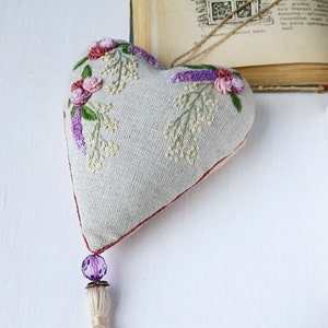 Sachet de lavande brodé à la main, décoration d'intérieur shabby chic en forme de coeur, sac parfumé, pochette en lin faite main, cadeau de Noël romantique cousu main