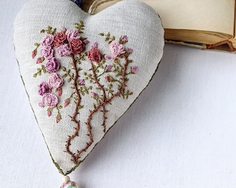 Handmade sachet filled with lavender, Hand-embroidered scented bag, Heart-shaped home decoration, aroma gift