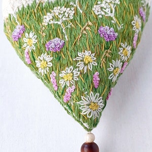 Sachet de lin fait main rempli de lavande, sachet parfumé brodé à la main, décoration d'intérieur en forme de coeur, cadeau aromatique image 3