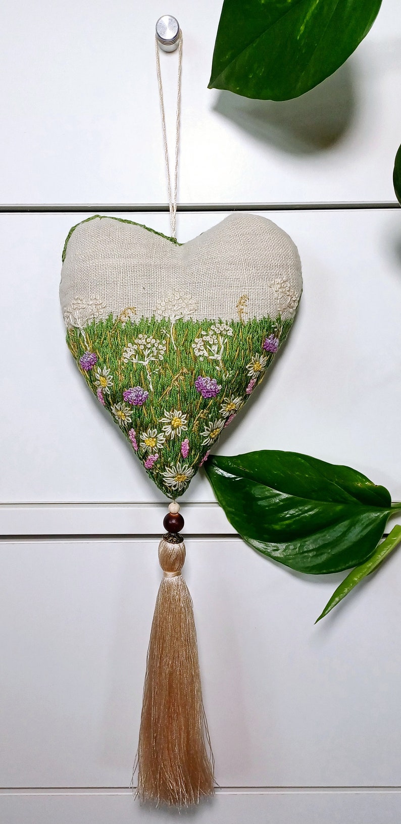 Sachet de lin fait main rempli de lavande, sachet parfumé brodé à la main, décoration d'intérieur en forme de coeur, cadeau aromatique image 4