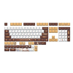 Puede incluir: Un teclado marr&oacute;n y blanco con un dise&ntilde;o steampunk. El teclado tiene una variedad de teclas, incluyendo letras, n&uacute;meros y s&iacute;mbolos. Las teclas est&aacute;n decoradas con im&aacute;genes de engranajes, pi&ntilde;ones y otros elementos steampunk. El teclado tambi&eacute;n tiene un conjunto de teclas marr&oacute;n y blanco con im&aacute;genes de personajes de anime. El conjunto de teclas incluye una tecla con el texto "ワトソン・アメリア".