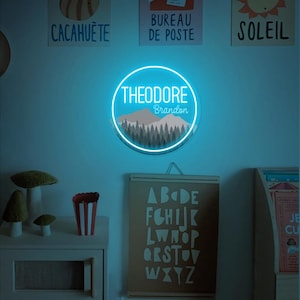 Insegna al neon per cameretta dei bambini con nome personalizzato e tema bosco, decorazione con albero di pino e montagna, insegna con nome per cameretta dei bambini, decorazione per cameretta dei bambini con animali selvatici