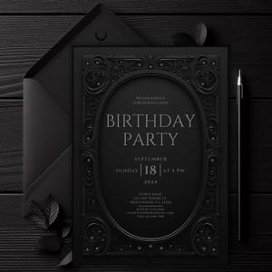 Puede incluir: Invitación a una fiesta de cumpleaños en blanco y negro con un borde adornado y un diseño de media luna. La invitación dice "Por favor, únase a nosotros para el cumpleaños número 25 de Olivia" e incluye la fecha, la hora y el lugar.