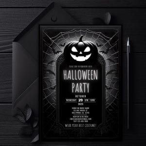 Può includere: Invito per una festa di Halloween in bianco e nero con una zucca intagliata, pipistrelli e ragnatele. L'invito include il testo "HALLOWEEN PARTY" con data, ora e luogo. È incluso anche il testo "WEAR YOUR BEST COSTUME!"