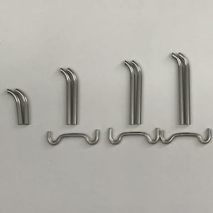 Op de afbeelding: Een verzameling zilverkleurige metalen haken en gebogen onderdelen, gerangschikt op een witte ondergrond. De stukken omvatten verschillende U-vormige haken en gebogen staven, waarschijnlijk voor knutsel- of hardwaredoeleinden.