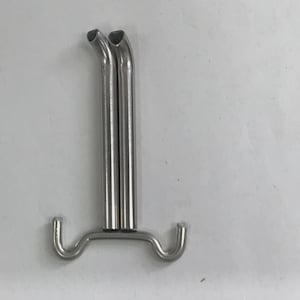 Op de afbeelding: Een roestvrijstalen potvuller met twee verticale pijpen en twee gebogen tuiten. De potvuller heeft twee naar beneden gerichte haken aan de basis. De armatuur is ontworpen om aan een muur te worden gemonteerd.