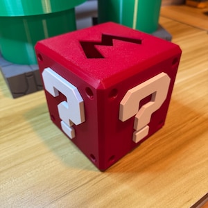 Mario Point d&#39;interrogation ? Housse pour boîte à mouchoirs Mystery Box | Imprimé en 3D | Rouge foncé | Décoration de salle de bain pour joueur | Brique « M » | Version 2