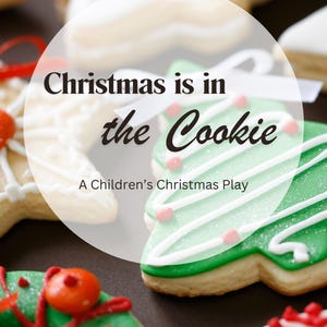 Peut inclure: Gros plan sur des biscuits de Noël avec glaçage blanc et décorations colorées. Un biscuit a la forme d'un sapin de Noël vert avec des rayures de glaçage blanc et des points roses. Le texte sur l'image se lit "Christmas is in the Cookie: A Children's Christmas Play."
