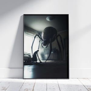 Poster horror di un enorme ragno disturbato da un aspirapolvere, stampa di un poster di arte oscura, arte murale gotica, stampa di una creatura terrificante