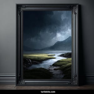 Puede incluir: Pintura de paisaje enmarcada que representa un río que serpentea a través de un terreno pantanoso y herboso hacia montañas distantes bajo un cielo tormentoso. La obra está en un marco negro ornamentado.