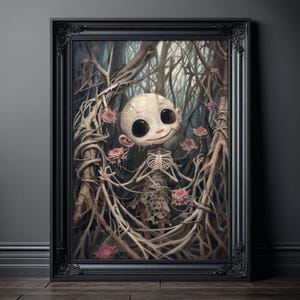 Póster de linda muñeca de terror rodeada de rosas rosadas, arte de pared lindo y espeluznante, obra de arte macabra, decoración de cuento de hadas oscuro, impresiones artísticas espeluznantes