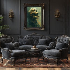Op de afbeelding: Een donkere woonkamer met twee zwarte fluwelen fauteuils en een zwarte fluwelen bank. Een ingelijst schilderij van een schedel met een gouden achtergrond hangt aan de muur. De kamer is versierd met gouden accenten en een donker tapijt.