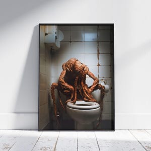 Poster von Trauriges Oktopus-Monster auf Toilette: Gothic Wand-Kunst-Druck für eine verstörende unheimliche Stimmung, gruselig süßes, dummes Poster, lustiger Druck