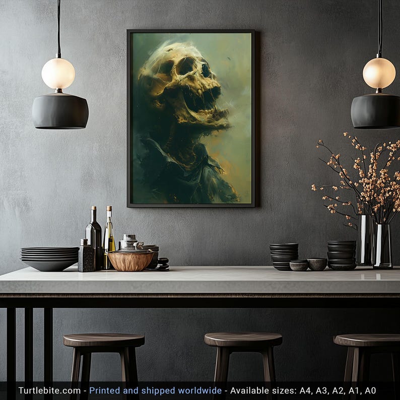 Op de afbeelding: Een ingelijste print van een digitaal schilderij van een schedel in geelbruine kleur. De schedel is geplaatst tegen een donkergroene en bruine achtergrond met een wazig, rokerig effect. De schedel kijkt omhoog en naar rechts. De print hangt aan een grijze muur boven een keukenblad.