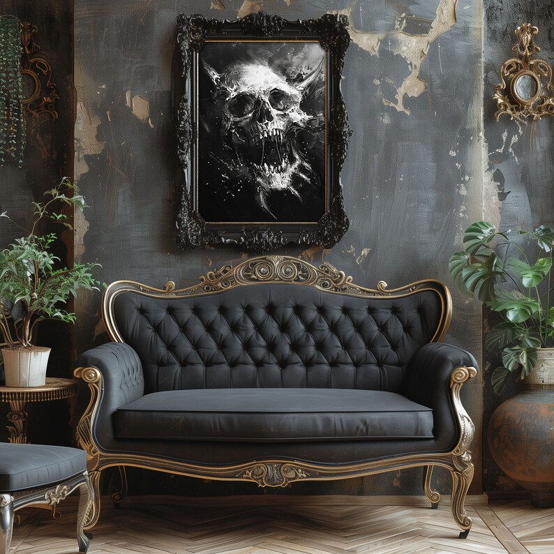 K&ouml;nnte beinhalten: Ein schwarzes und goldenes verziertes Sofa mit einem gesteppten schwarzen Samtkissen steht in einem dunklen Raum mit einem gerahmten Schwarz-Wei&szlig;-Sch&auml;delbild an der Wand.