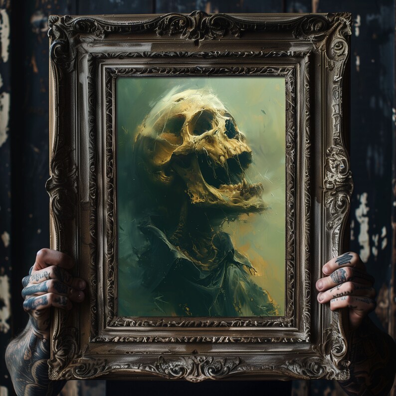 Op de afbeelding: Een ingelijst schilderij van een schedel met een donkergroen en gouden kleurenschema. De schedel is afgebeeld met een open mond en lijkt omhoog te kijken. Het schilderij is geplaatst tegen een donkere achtergrond.