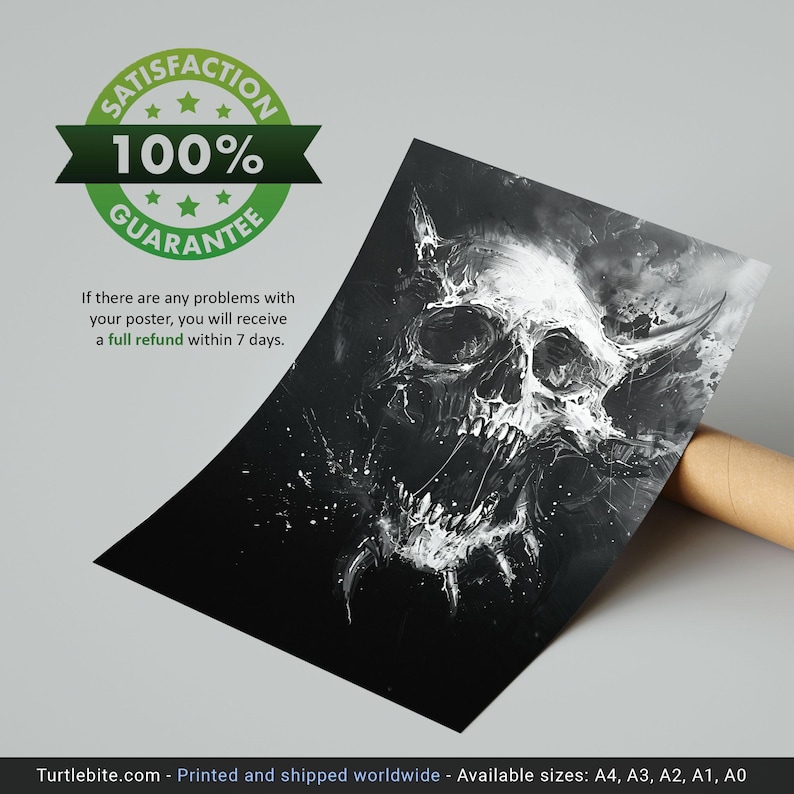 K&ouml;nnte beinhalten: Schwarzwei&szlig;es Poster mit einer detaillierten Illustration eines Sch&auml;dels mit H&ouml;rnern vor einem dunklen Hintergrund mit wei&szlig;en Spritzern.