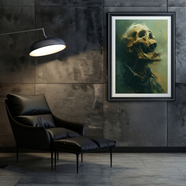 Op de afbeelding: Een zwarte leren fauteuil met een bijpassende voetenbank staat in een kamer met een donkergrijze muur. Een ingelijst afdruk van een schedel met een groene en gele achtergrond hangt aan de muur.