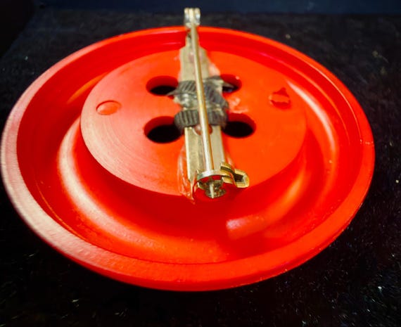 VTG Oversized Red Button Brooch Pin Novelty Sewing Button Retro Pop Art View 5