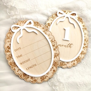 Placa con nombre de estilo vintage con lazo, tarjetas de hitos intercambiables con lazo de cinta de encaje, nombre personalizado chinoiserie, marcador de hito mensual para bebé